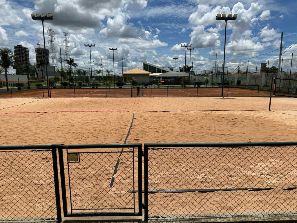 Quadra poliesportiva, quadra de tênis e Beach tênis