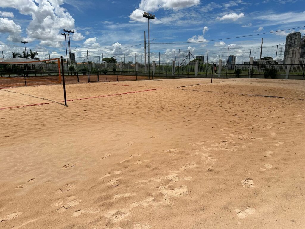 Quadra poliesportiva, quadra de tênis e Beach tênis