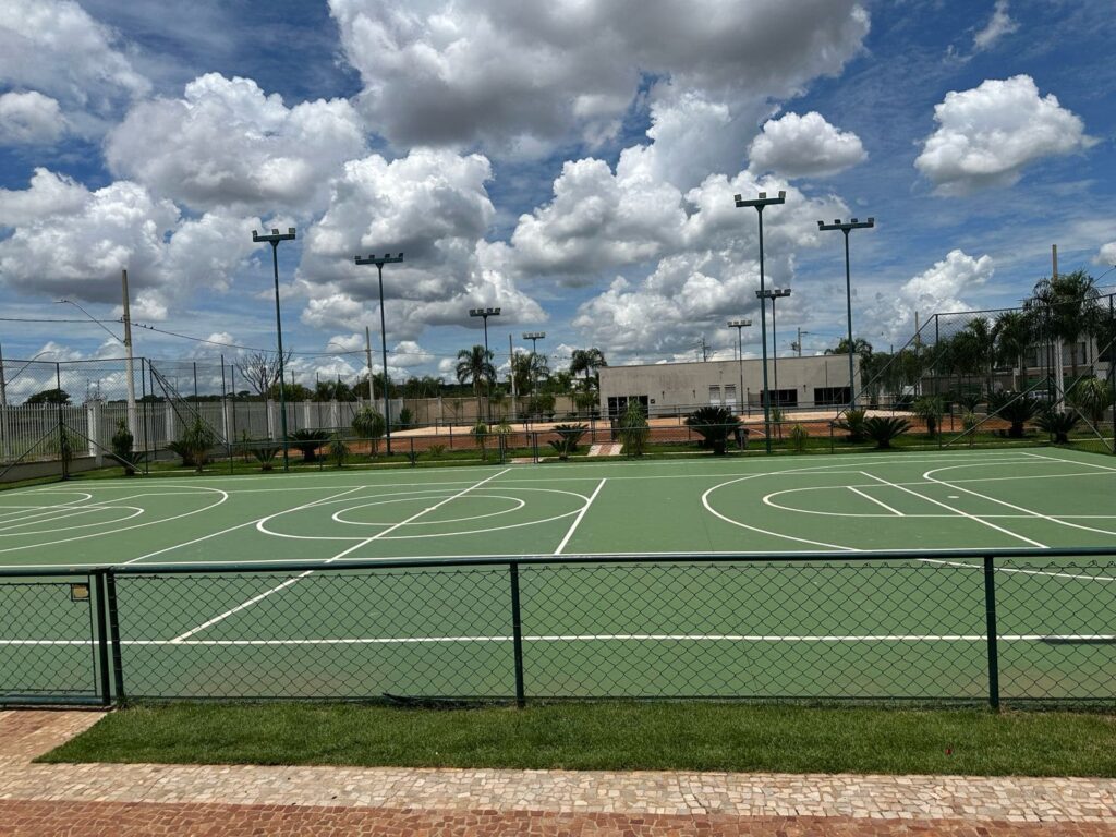 Quadra poliesportiva, quadra de tênis e Beach tênis